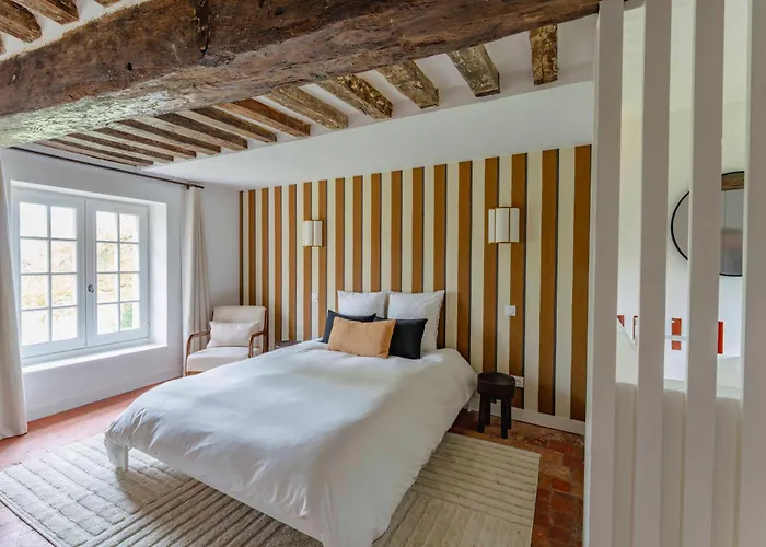 Manoir Normand Du 17e Siecle Avec Piscine Chauffee Willa Chambord (Eure)